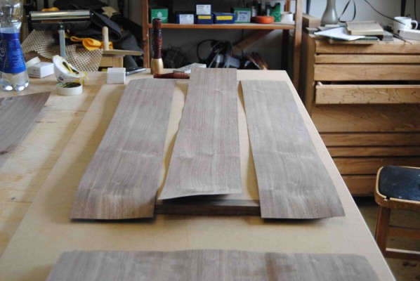 Book matching veneer leafs